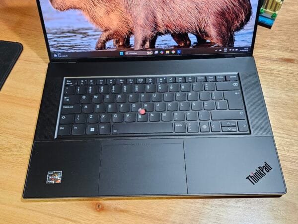 Lenovo Thinkpad Z16 Ryzen 7 6850H AMD Radeon RX6500M 4GB 32GB Ram 2TB Ssd 16 pol WUXGA - Imagem 3